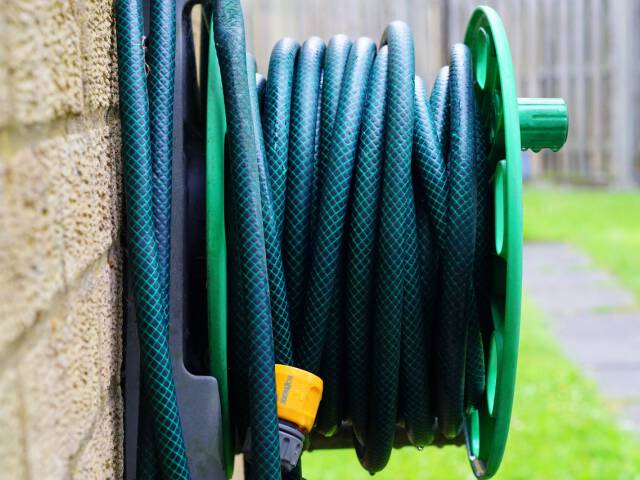 Sposób na wygodne i praktyczne nawadnianie – wózki na węże ogrodowe